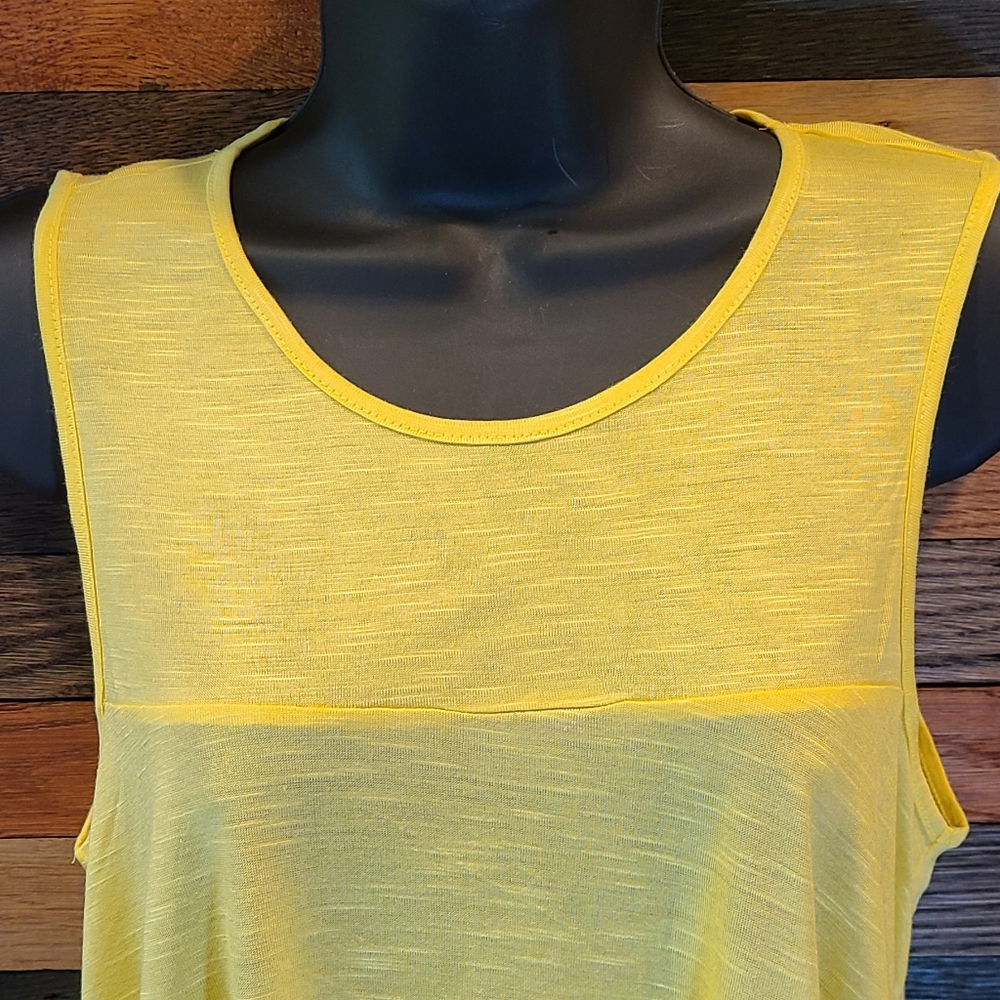๐NEW COLOR THREAD SLEEVELESS TOP๐ - Picture 3 of 4